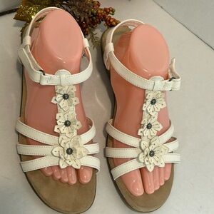 Yuu White Floral Strappy Sandals